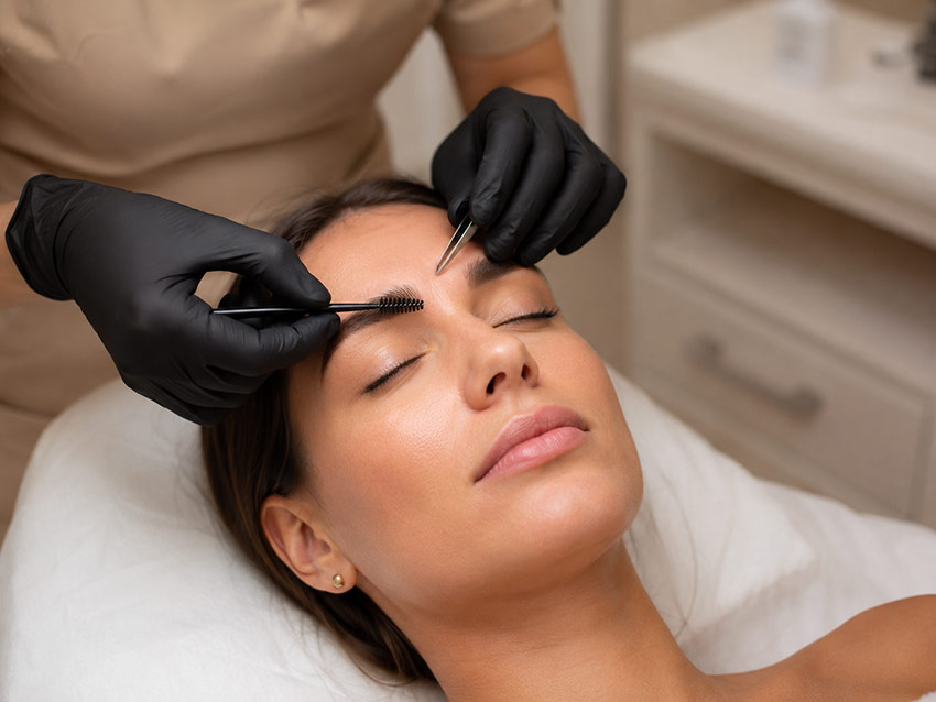 خدمات اصلاح و فرم‌دهی ابرو در سیلارا بیوتی تورنتو برای ابروهایی مرتب، متعادل و طبیعی